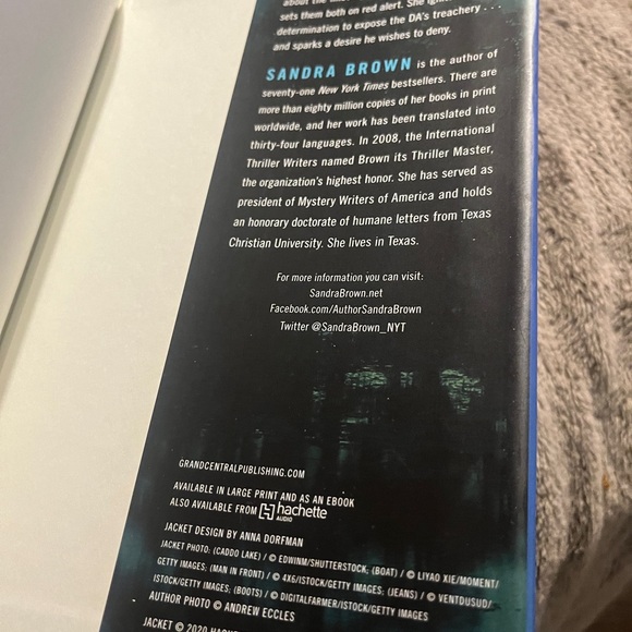 Sandra Brown Thick As Thieves Book . - Picture 2 of 4